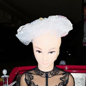 Vintage Women’s Pill Box Hat White Nylon Feather Netting EUC